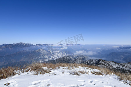 高山雪景云海摄影图