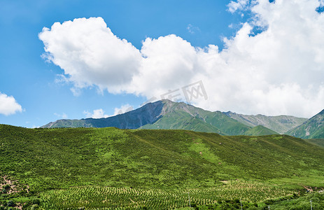 低碳出行logo摄影照片_国庆 自然风光 大山 大自然 出行 旅行