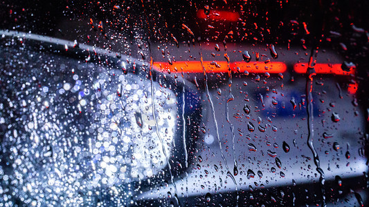 台风图摄影照片_大雨车窗上雨滴夜景摄影图