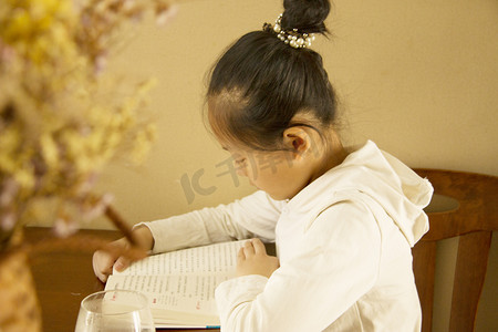 愚人节认真你就输了摄影照片_学生认真看书学习的场景摄影图