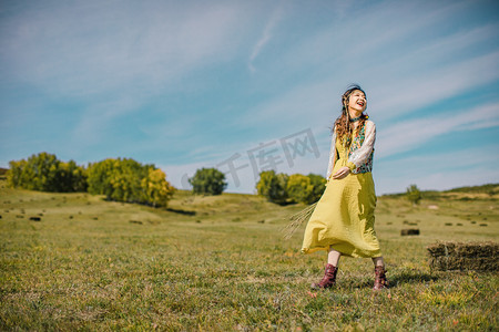 在草原上漫步的美女