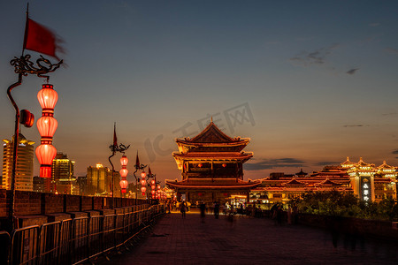 陕西西安旗摄影照片_黄昏时分的西安古城墙摄影图