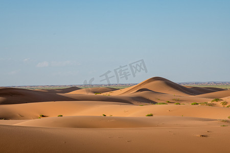 沙漠蓝天摄影照片_沙漠风光摄影图