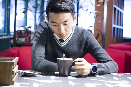咖啡厅喝茶思考的男生
