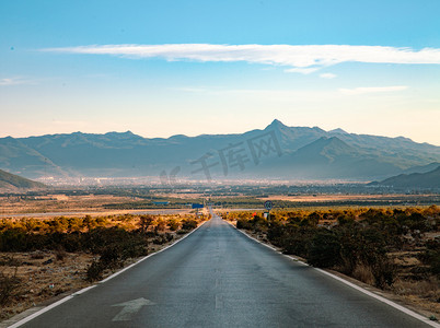 道路封闭牌子摄影照片_自由之路公路山脉摄影图