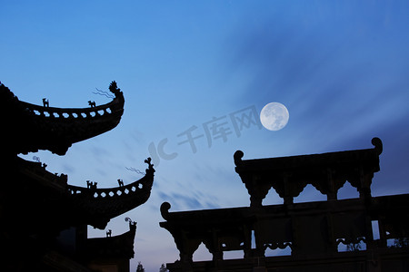 月亮中国风摄影照片_中秋月亮亭子和牌坊摄影图