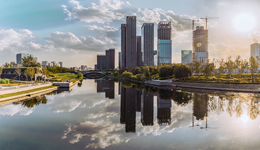 城市摄影照片_水中倒影城市建筑全景摄影图