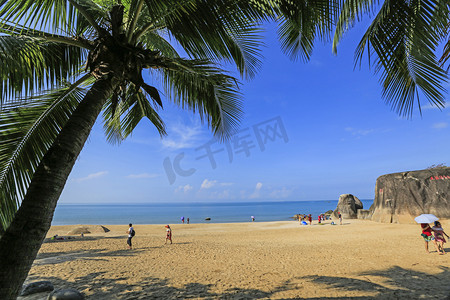 夏天海南岛沙滩椰树旅游摄影图