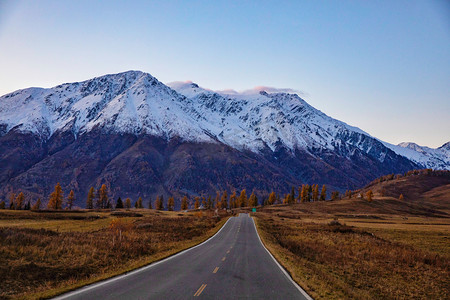 雪山草原秋色公路