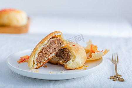 月饼手举牌摄影照片_中秋美食月饼苏皮摄影图 