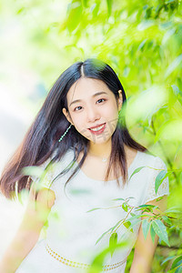 树丛间美女人物