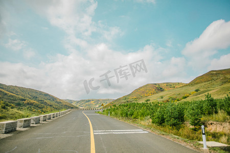内蒙古乌兰布统公路和草原摄影图