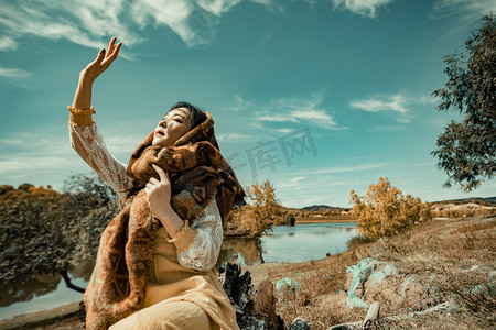 在草原上抬头看天的美女