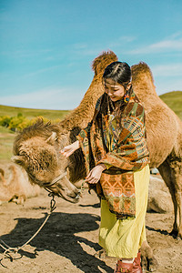 立秋旅行摄影照片_草原上和骆驼互动的美女