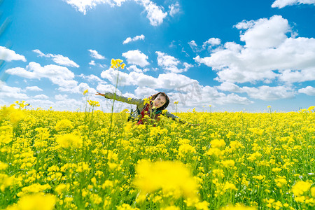 骑行青海湖摄影照片_春天油菜花青海儿童摄影图