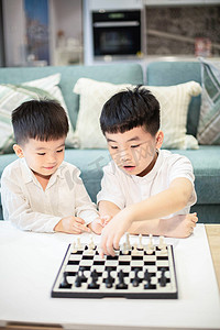 国际小孩摄影照片_玩国际象棋的小哥俩