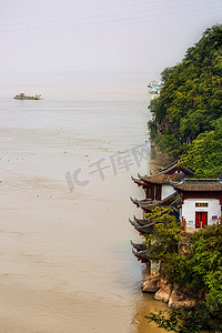 台风摄影照片_长江和寺庙摄影图