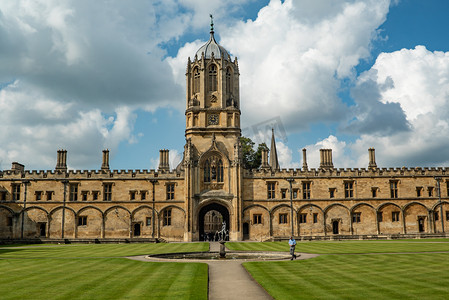 留学画册摄影照片_英国牛津大学中庭广场摄影图