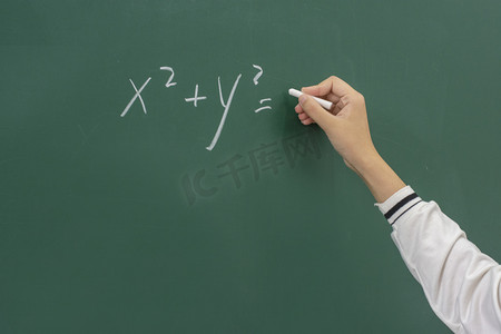 在黑板上写题目摄影图