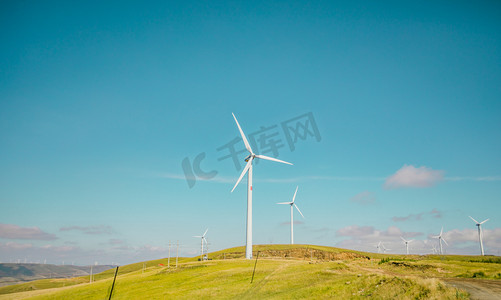 草原上风力发电风车摄影图