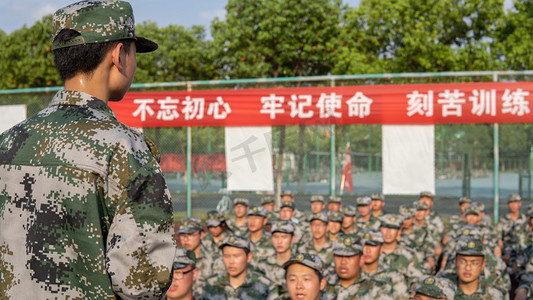 军人摄影照片_大学生军训