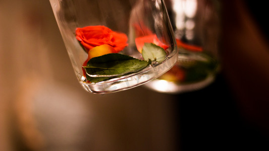 七夕情缘摄影照片_七夕节情人节玻璃瓶里的玫瑰花永生花摄影图