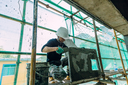 施工中的男女摄影照片_正在施工的建筑工人摄影图