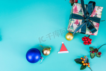 装饰礼物盒摄影照片_圣诞节装饰礼物盒彩球摄影图