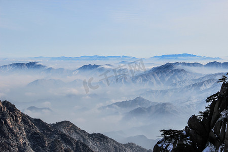山峰云雾雪景摄影图
