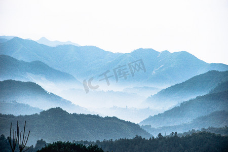 云海山脊青色摄影图