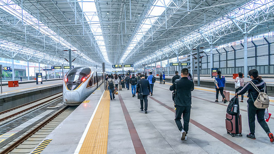 高铁2021摄影照片_高铁火车站旅客乘车摄影图