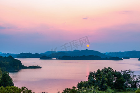 千岛湖晚霞日落的照片