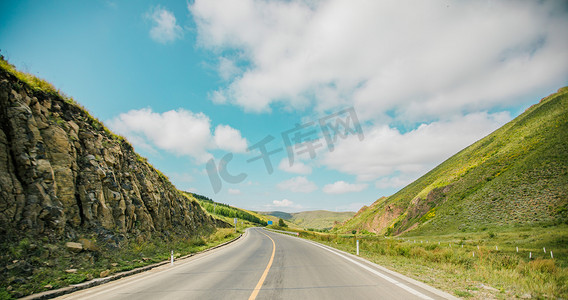 内蒙古乌兰布统公路和草原摄影图