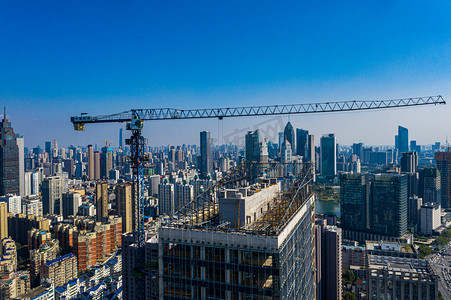 化工工地吊车摄影照片_武汉城市建筑工程吊车塔吊摄影图