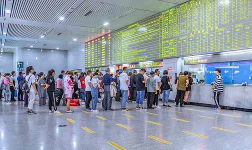 呼和浩特火车站人群排队购票摄影图