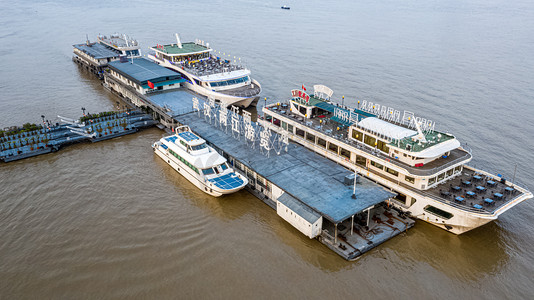 武汉江滩船摄影图