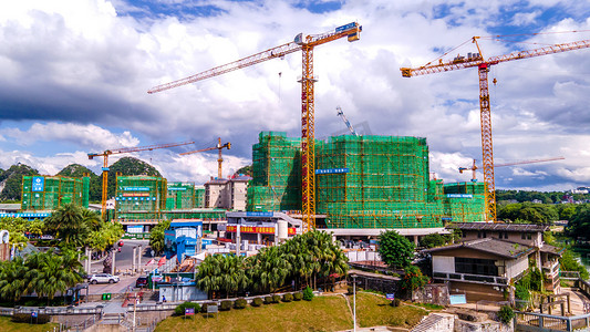 建筑工地摄影照片_蓝天白云建筑工地桂林漓江大剧院摄影图