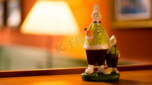 嫦娥小兔子摄影照片_文艺家居咖啡馆小摆件兔子摄影图