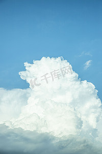 画再在几角云朵摄影照片_清新文艺天空云朵摄影图