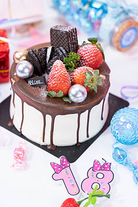 生日蛋糕巧克力水果蛋糕摄影图