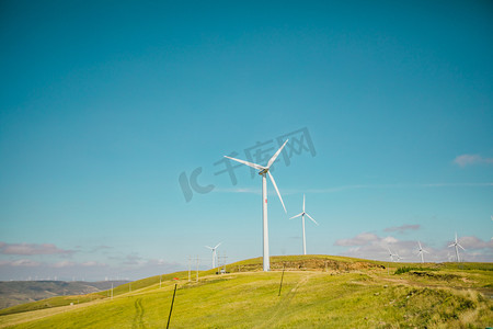 卡通风车旋转摄影照片_草原上风力发电风车摄影图