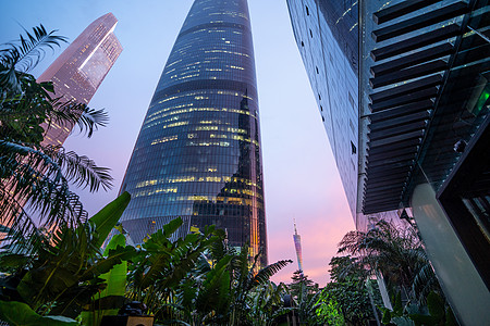 广州塔旅游摄影照片_夕阳下的广州金融中心和广州塔仰拍摄影图