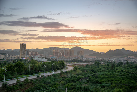 夕阳余晖落日城市风景摄影图