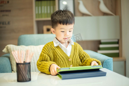 手拿平板电脑摄影照片_手拿平板的小男孩