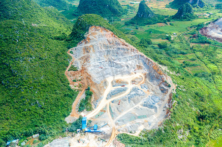 矿产探测摄影照片_矿产开采山体开挖