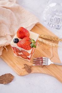 草莓摄影照片_草莓蛋糕甜品摄影图
