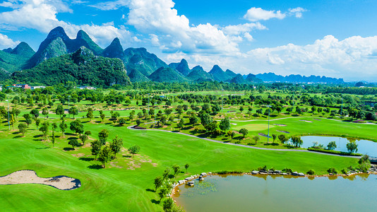 航拍风景绿地山水高尔夫球场摄影图