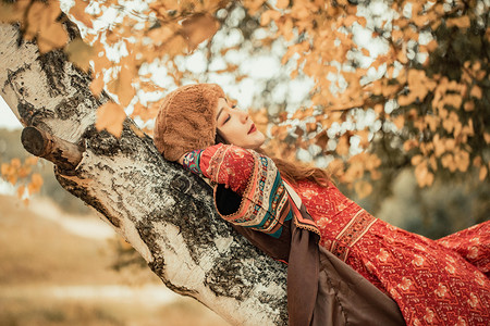 立秋旅行摄影照片_躺在白桦树下的美女