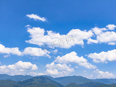 航拍夏日蓝天白云摄影图
