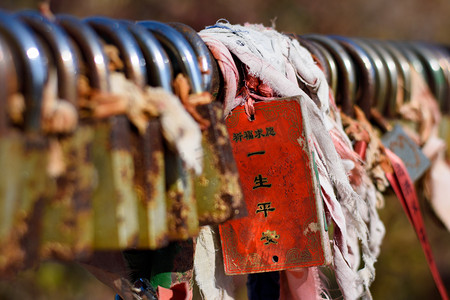 平安符令牌摄影照片_祈福求愿一生平安摄影图